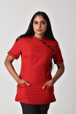 Load image into Gallery viewer, A woman wearing a red tunic with a Chinese collar and three black buttons, with pockets on each side.